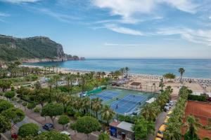 una vista aérea de una pista de tenis en la playa en Riviera Hotel & Spa, en Alanya