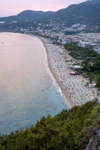 een strand met parasols en mensenmassa bij Riviera Hotel & Spa in Alanya