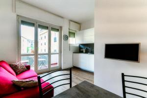 uma sala de estar com um sofá vermelho e uma televisão em JOIVY Superb Flat with Balcony em Como