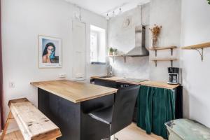 Kuchyň nebo kuchyňský kout v ubytování WeHost Modern Kitchen Studio with Bright Colours