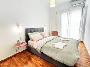 Postel nebo postele na pokoji v ubytování As ✓Two bedroom apartment in thissio