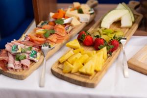 deux assiettes de nourriture avec des fruits sur une table dans l'établissement Grand Place Hôtel "Boutique et Appart'hôtel", à Arras