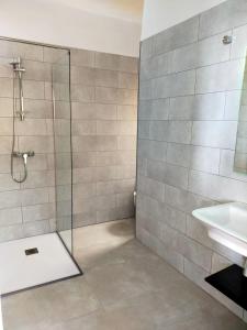 W łazience znajduje się prysznic i umywalka. w obiekcie Apartamentos Casa Blanca w mieście Torremolinos