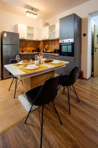 O bucătărie sau chicinetă la Home & Garden with stunning view