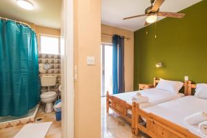 A bed or beds in a room at Southgate Apartments