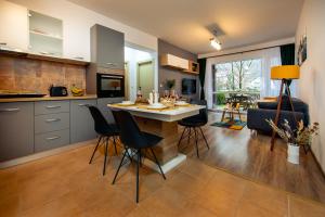 O bucătărie sau chicinetă la Home & Garden with stunning view