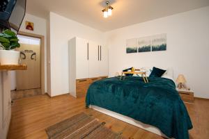 1 dormitorio con 1 cama grande con manta verde en Home & Garden with stunning view en Sinaia