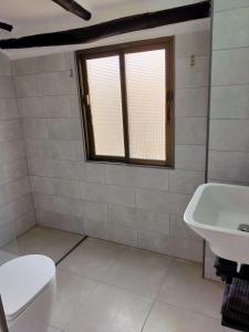 łazienka z toaletą i umywalką w obiekcie Apartamentos Casa Blanca w mieście Torremolinos