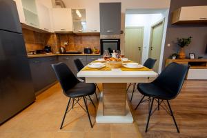 O bucătărie sau chicinetă la Home & Garden with stunning view