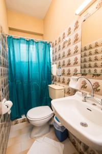 A bathroom at Southgate Apartments