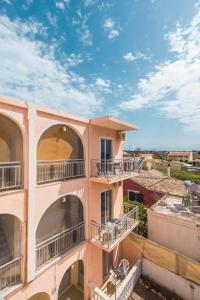een appartementencomplex met balkons en een blauwe lucht bij Southgate Apartments in Agios Georgios