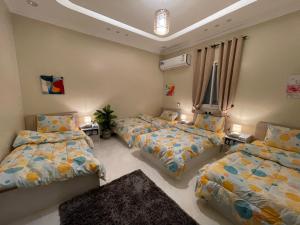 En eller flere senge i et værelse på تل النسيم Hill Breeze