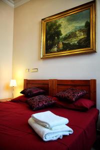 ローマにあるB&B Emilioのベッドルーム1室(赤いベッド1台付)