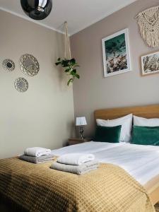 1 Schlafzimmer mit 2 Betten in Grün und Weiß in der Unterkunft Apartament słoneczny in Olsztyn