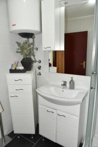 Ένα μπάνιο στο Apartment Bobic
