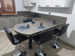 una cucina con tavolo e 4 sedie di Welcome to "La vista dei sogni" a Montauro