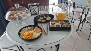Biały stół z dwoma talerzami jedzenia. w obiekcie Essenza del Tempo Inn w Katanii
