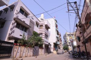 una calle de la ciudad con edificios altos y una valla en 3 BHK-Air Cooler-Fans for 4 to 10 Guests for Families en Hyderabad