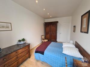 ディエップにあるLe phare Dieppois By JPS Holiday, Chaleureux appartement au coeur de Dieppeのベッドルーム1室(ベッド1台、木製ドレッサー付)