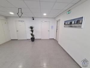 ディエップにあるLe phare Dieppois By JPS Holiday, Chaleureux appartement au coeur de Dieppeの白い壁と鉢植えの植物が備わる広い客室です。 +18枚の写真