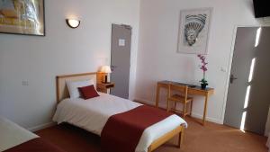 A bed or beds in a room at Château de Mons Armagnac