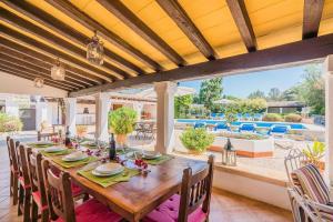 A restaurant or other place to eat at Villa Son Amparo in Pollensa