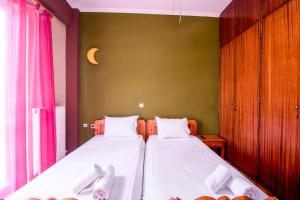 A bed or beds in a room at Southgate Apartments