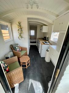 una pequeña cocina y sala de estar en una pequeña casa en Pipowagen aan zee, en Bergen aan Zee