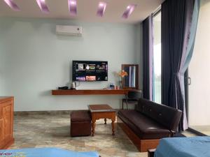 a living room with a couch and a table at Khách sạn Nghinh Phong Beach Tuy Hòa in Tuy Hoa +91 photos
