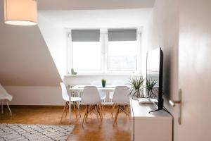 een eetkamer met een tafel en witte stoelen bij - NEU - Sweet Home, Parkplatz, Netflix in Bad Salzuflen