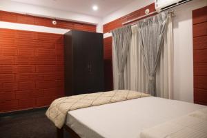 En eller flere senge i et værelse på Dharmik Stays