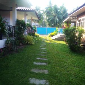 a stepping stone path in the yard of a house at Shine of Hill Lamai Koh Samui in Lamai