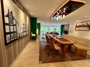 een woonkamer met een tafel en een bank bij JUNIPRO Apartments Haustadt in Beckingen