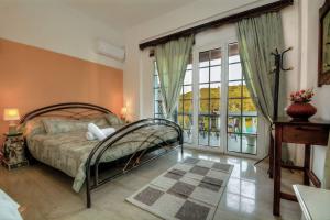 1 dormitorio con cama y ventana grande en Katerina's Sunset Apartment, en Episkopianá