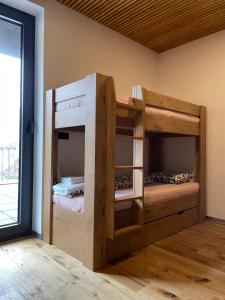 un letto a castello con 2 letti a castello in una camera di Downhills Residence a Zázrivá