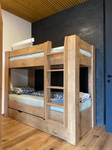 2 łóżka piętrowe w pokoju ze ścianą w obiekcie Downhills Residence w mieście Zázrivá