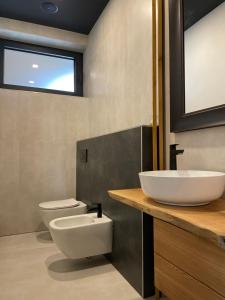 łazienka z toaletą, umywalką i oknem w obiekcie Downhills Residence w mieście Zázrivá