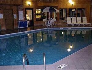Amerihost Inn & Suites Fulton 내부 또는 인근 수영장