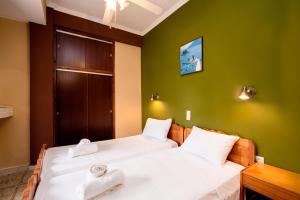 A bed or beds in a room at Southgate Apartments