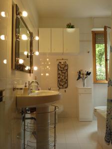 bagno con lavandino e specchio di Freetime a Perugia
