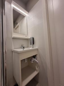 A bathroom at CH Velarde