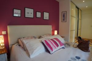 1 dormitorio con 2 almohadas en Chambre d'Hôtes de Suzette, en La Forêt-Fouesnant