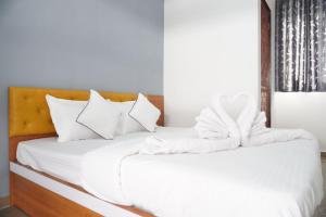 En eller flere senge i et værelse på Hotel Santeria Inn