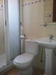 Um banheiro em Lazaros Pissouri Apartments