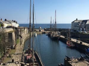 eine Gruppe von Booten liegt in einem Hafen vor Anker in der Unterkunft Bay View, Millendreth Looe Cornwall in Looe
