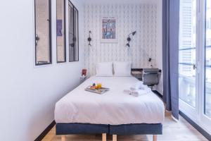 Un dormitorio con una cama con una bandeja de fruta. en Apartments WS Champs-Elysées - Colomb en París