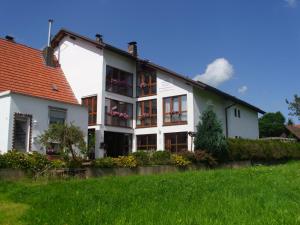 Biały dom z czerwonym dachem w obiekcie Pension Dreiländereck w mieście Birx