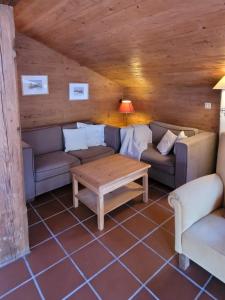 Ein Sitzbereich in der Unterkunft City Apartment Hornblick