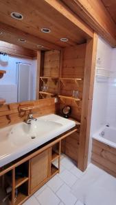ein Badezimmer mit Waschbecken, Toilette und Badewanne in der Unterkunft City Apartment Hornblick in Kitzbühel