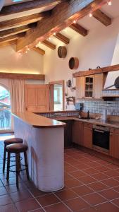eine große Küche mit einer großen Insel in der Mitte in der Unterkunft City Apartment Hornblick in Kitzbühel